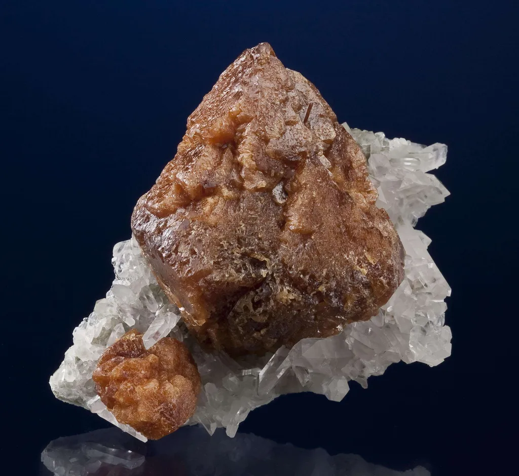 Scheelite on Quartz image