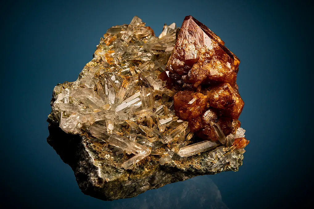 Scheelite on Quartz image
