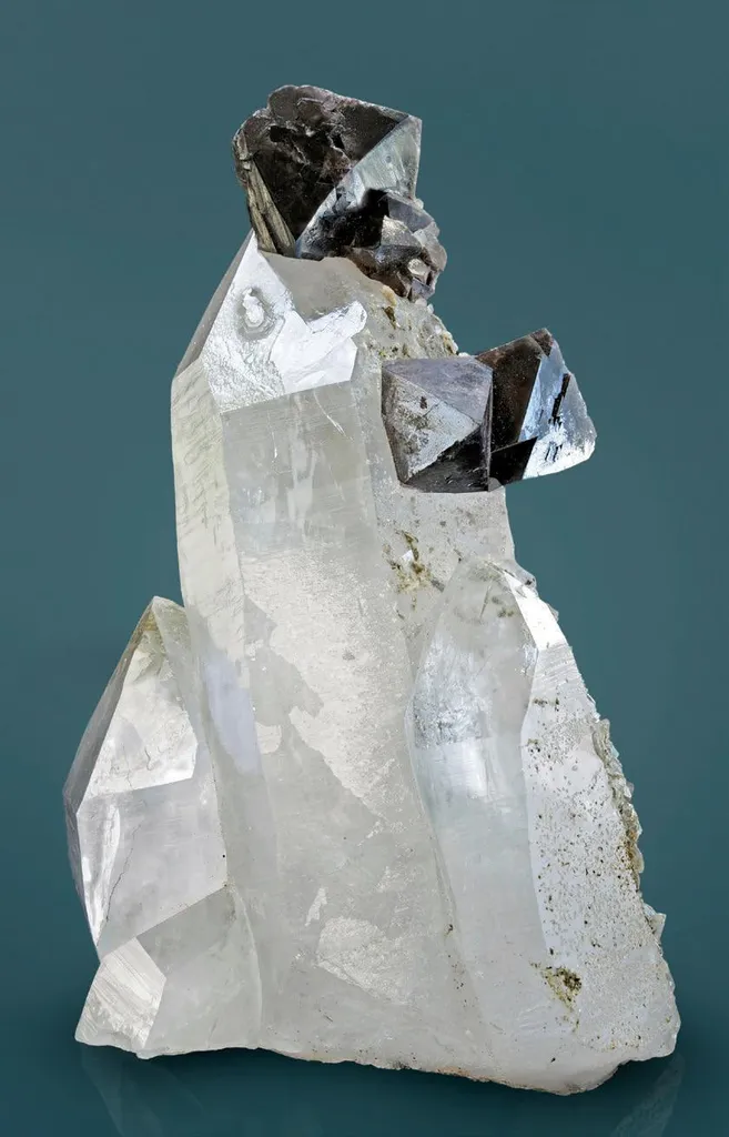 Scheelite on Quartz image