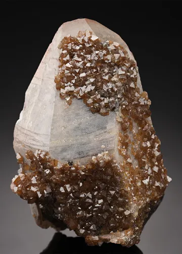 Scheelite on Quartz