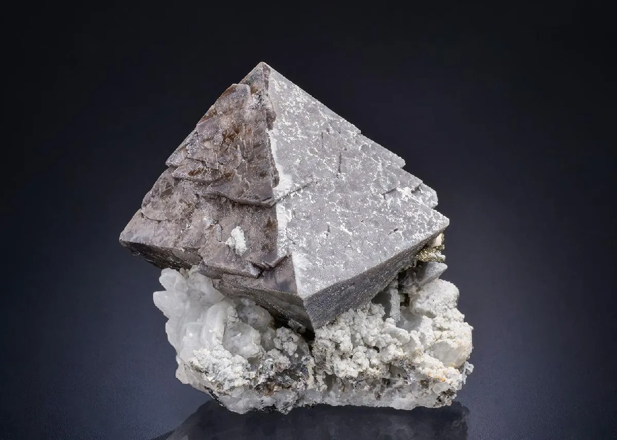 Scheelite on Quartz - image 1