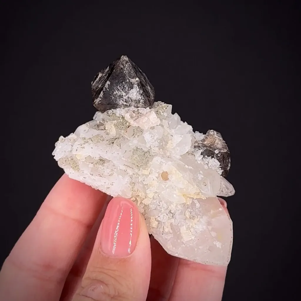 Scheelite on Quartz image