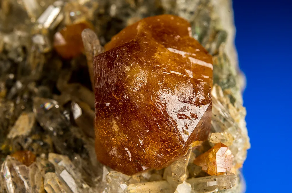 Scheelite on Quartz - image 2