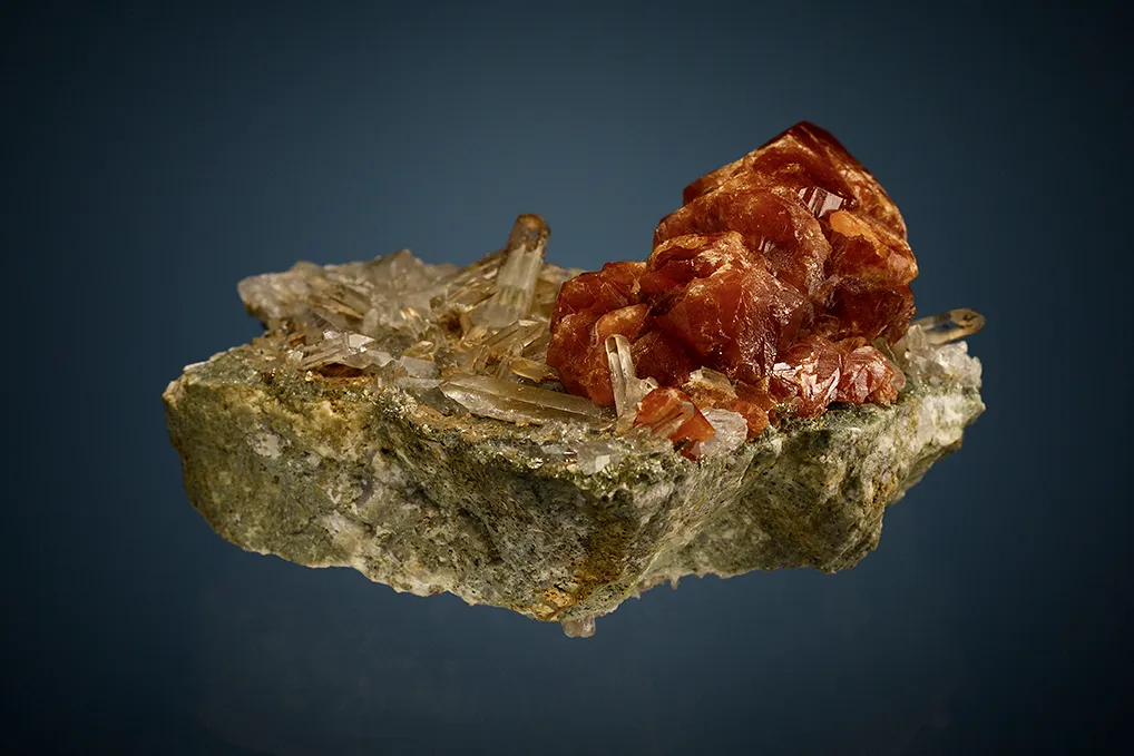 Scheelite on Quartz - image 2