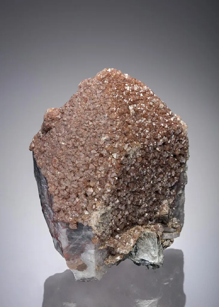 Scheelite on Quartz image