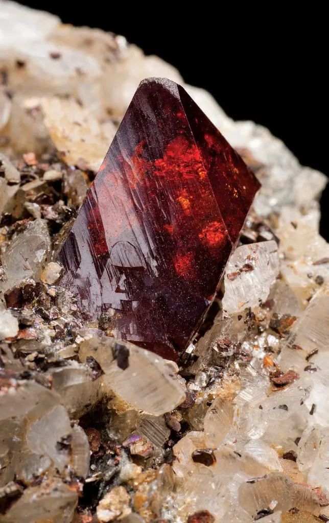 Scheelite, Pyrrhotite, Calcite image