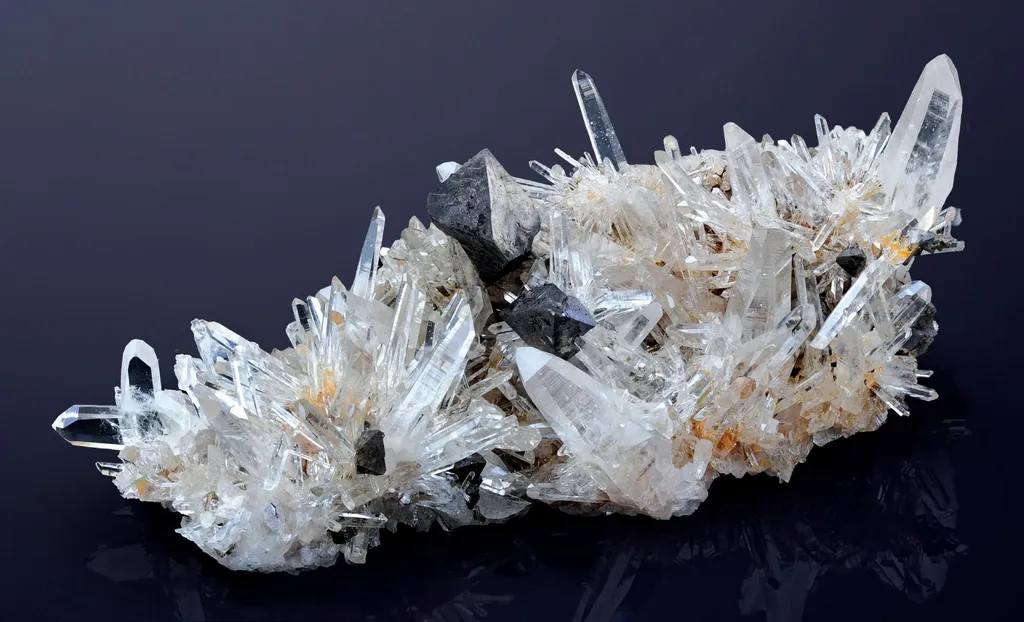 Scheelite, Quartz image