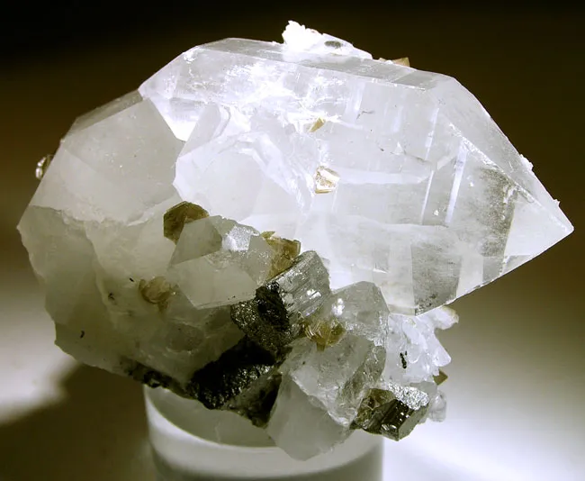 Scheelite, Quartz image