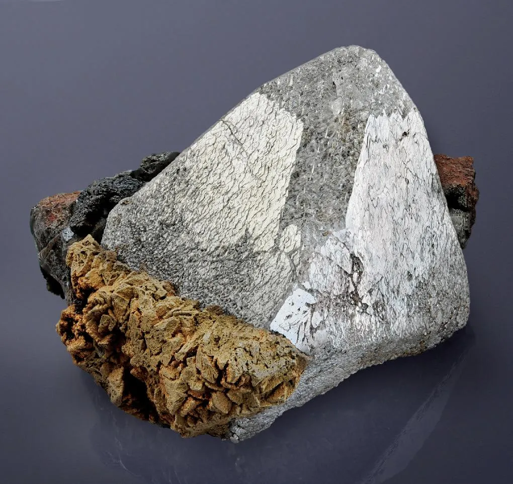 Scheelite, Siderite image