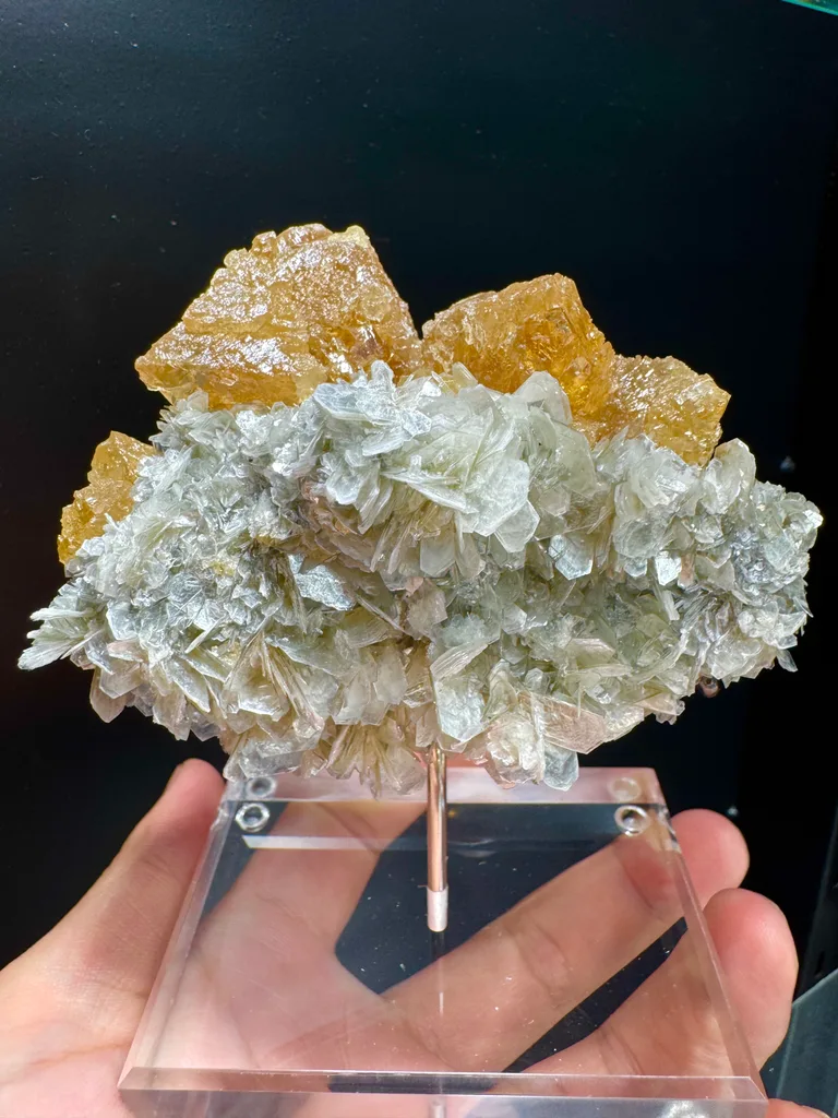 Scheelite image