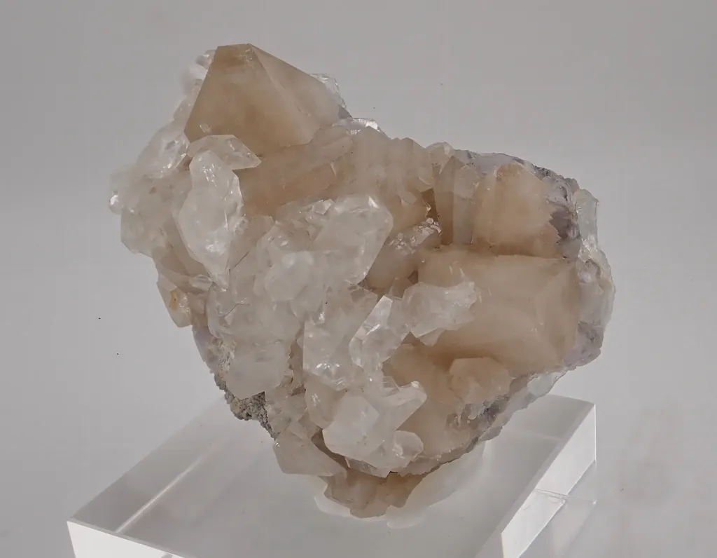 Scheelite with Calcite - image 2