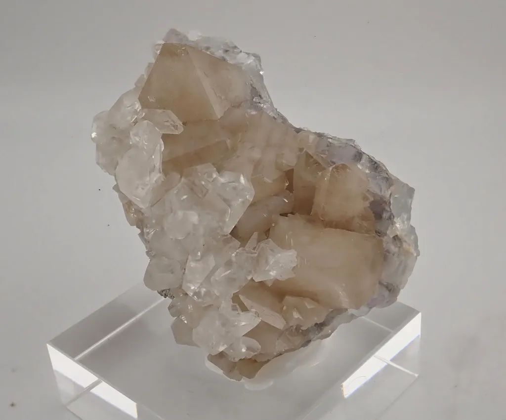 Scheelite with Calcite - image 3