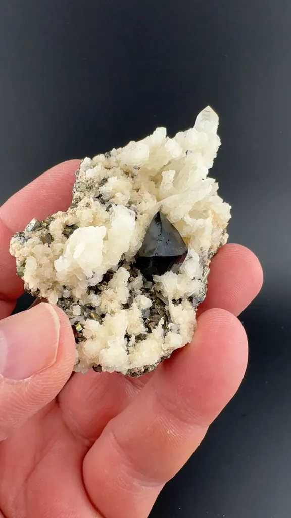 Scheelite with Calcite, Quartz image