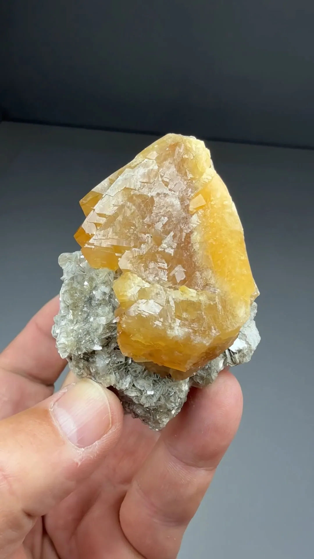 Scheelite with Muscovite, Albite - image 2