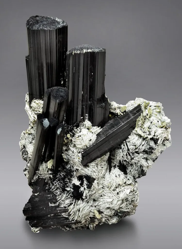Schorl, Cleavelandite image