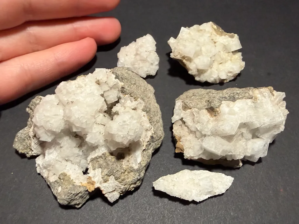 (set) 5 Specimens of Chabazite, one with Thomsonite image
