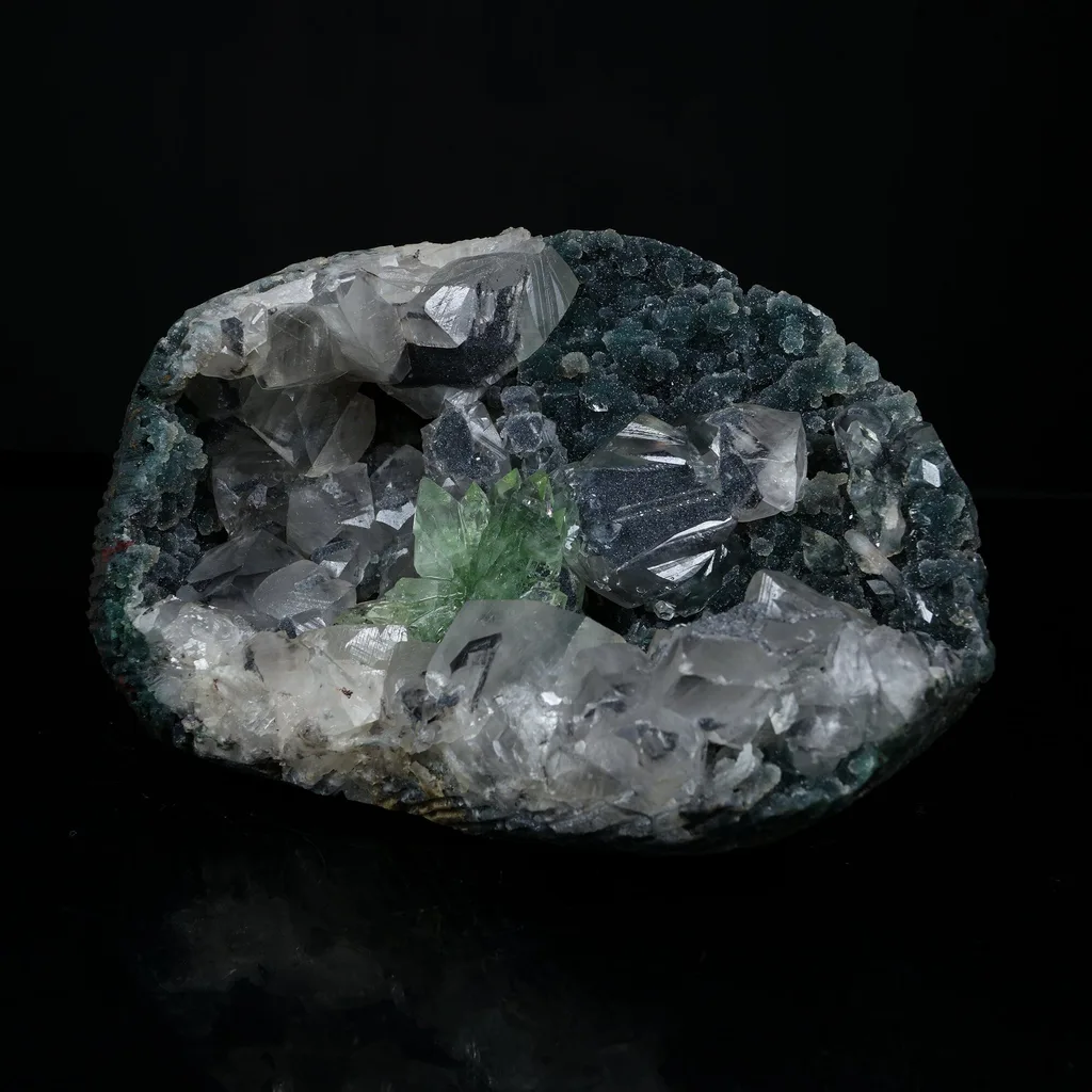 Sharp Terminated Green Apophyllite Cluster and Calcite on Shimmering Dark Green Chalcedony Matrix – Natural Indian Zeolite Mineral Specimen from Jalgaon, Maharashtra - image 3