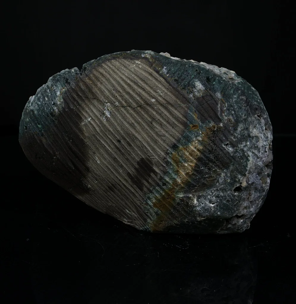 Sharp Terminated Green Apophyllite Cluster and Calcite on Shimmering Dark Green Chalcedony Matrix – Natural Indian Zeolite Mineral Specimen from Jalgaon, Maharashtra - image 5