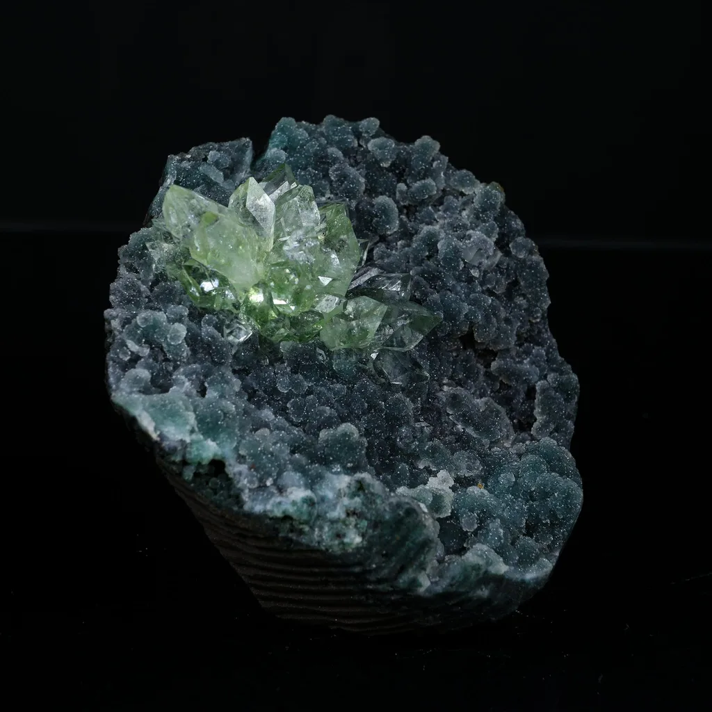 Sharp Terminated Green Apophyllite Cluster on Shimmering Dark Green Chalcedony Matrix – Natural Indian Zeolite Mineral Specimen from Jalgaon, Maharashtra - image 3