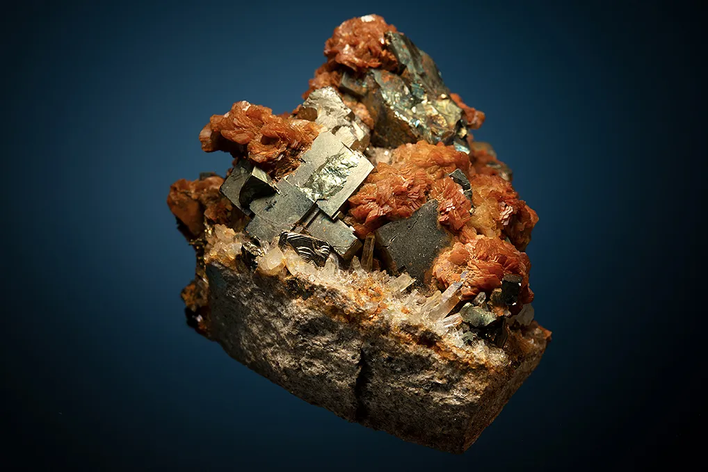 Siderite on Chalcopyrite and Pyrite - image 4