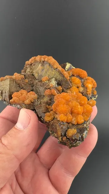 Siderite on Chalcopyrite