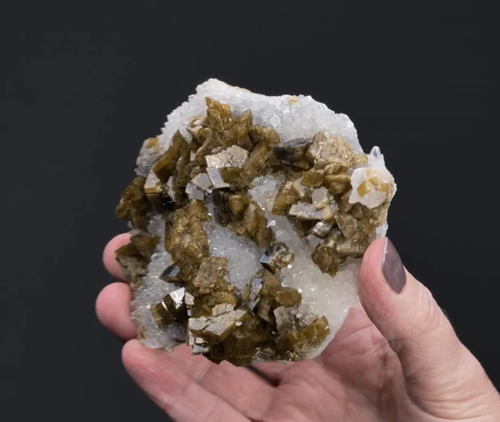 Siderite on Quartz - image 2