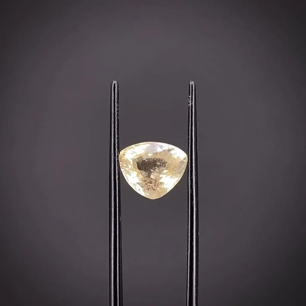 Sinhalite image