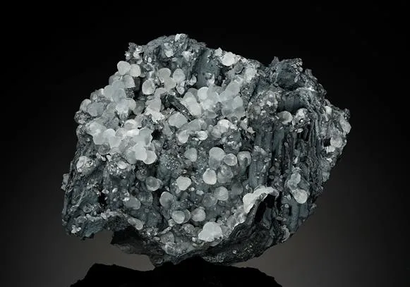 Smithsonite on Coronadite - image 1