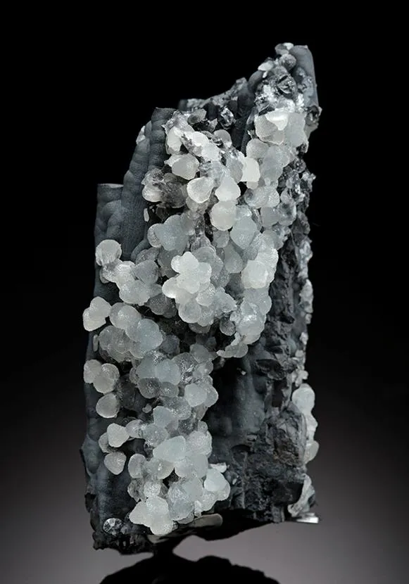 Smithsonite on Coronadite - image 1