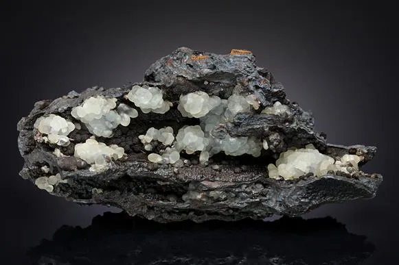 Smithsonite on Coronadite - image 1