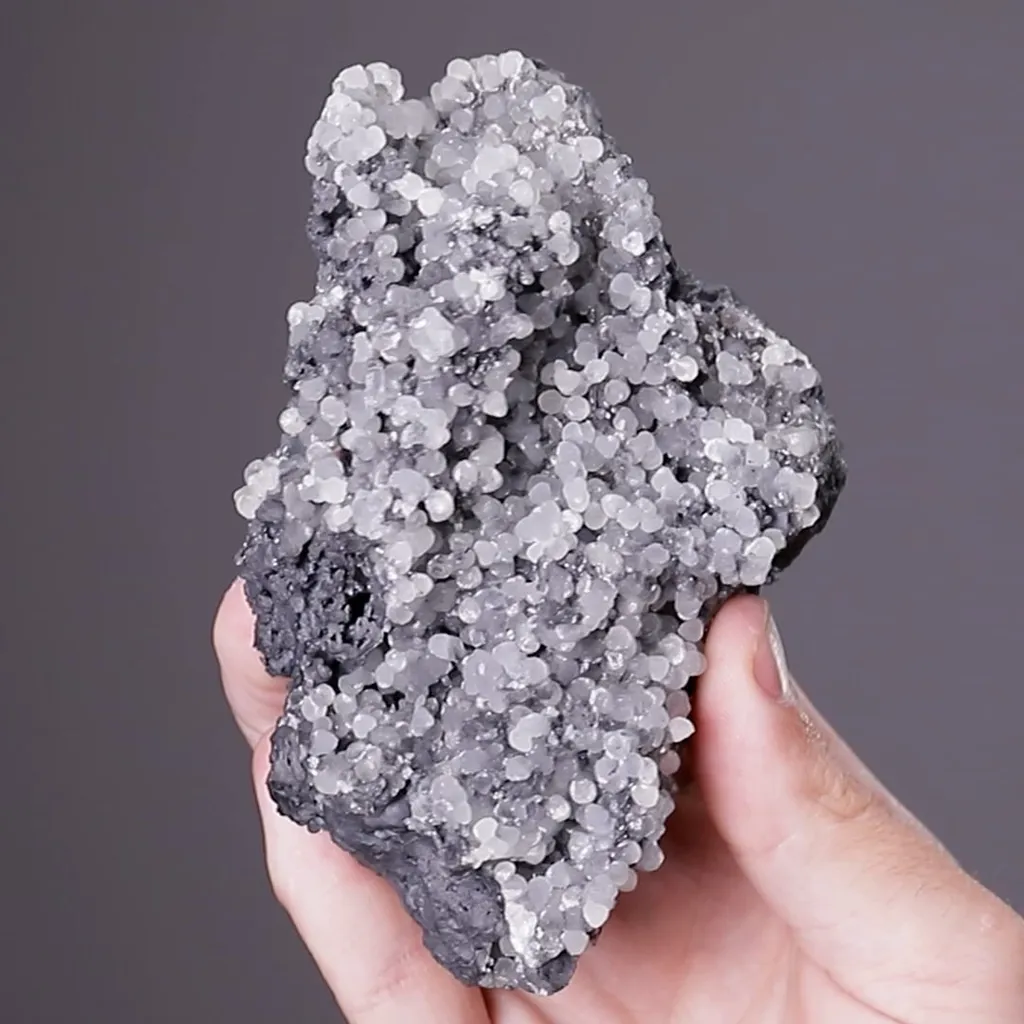 Smithsonite on Coronadite - image 2
