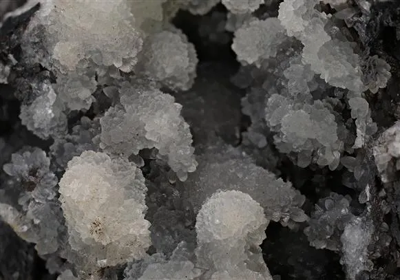 Smithsonite on Coronadite - image 1