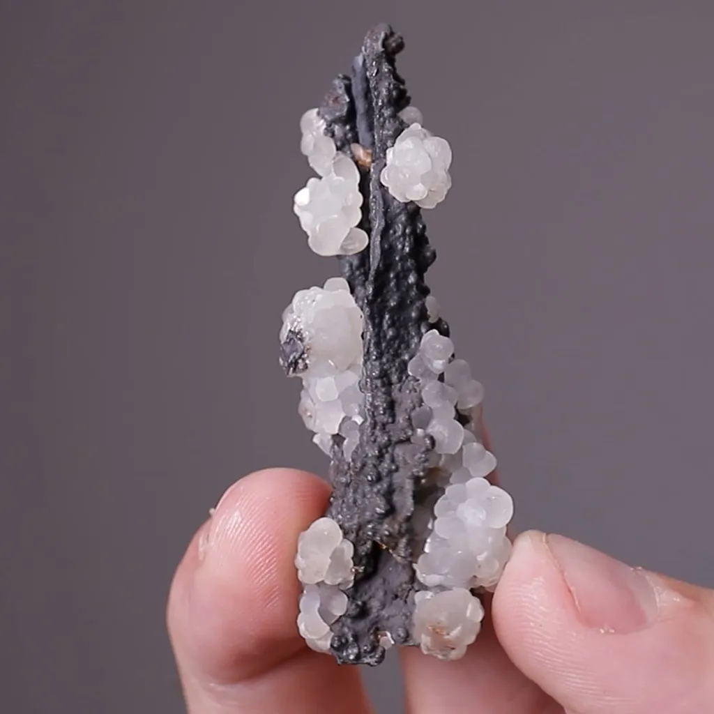 Smithsonite on Coronadite - image 2