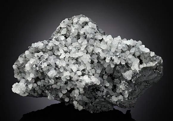 Smithsonite on Coronadite - image 1