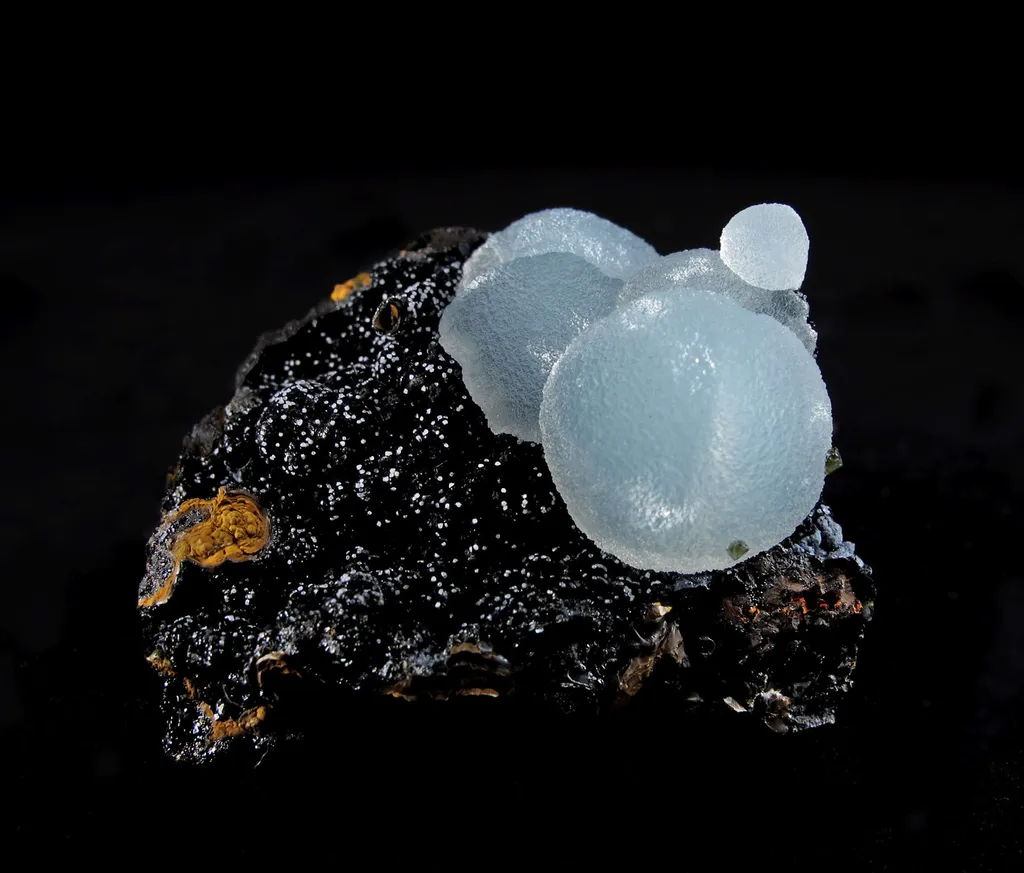 Smithsonite on Goethite image