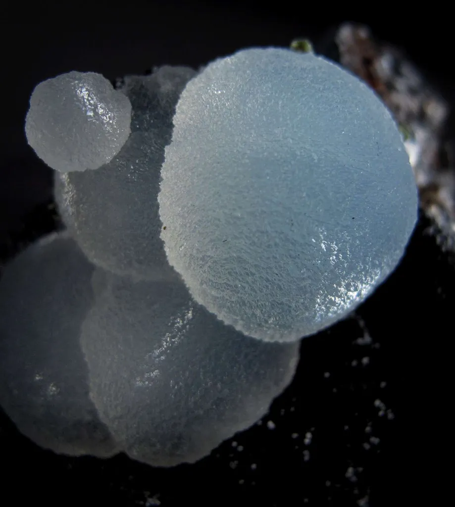 Smithsonite on Goethite - image 3