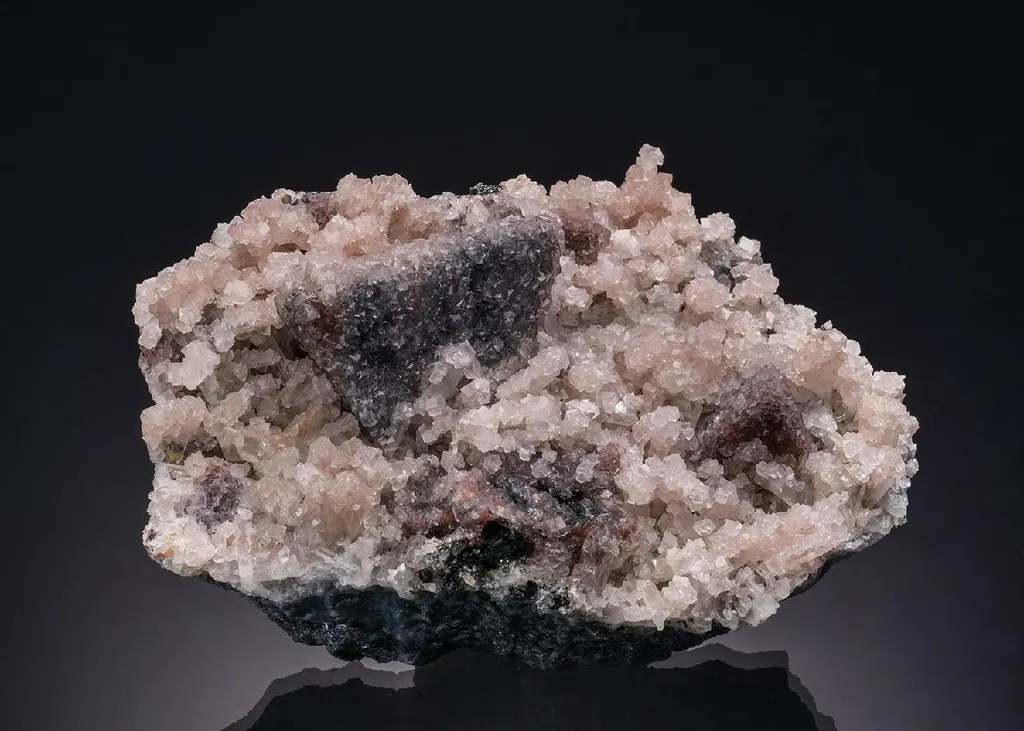 Smithsonite on Tennantite on Quartz image
