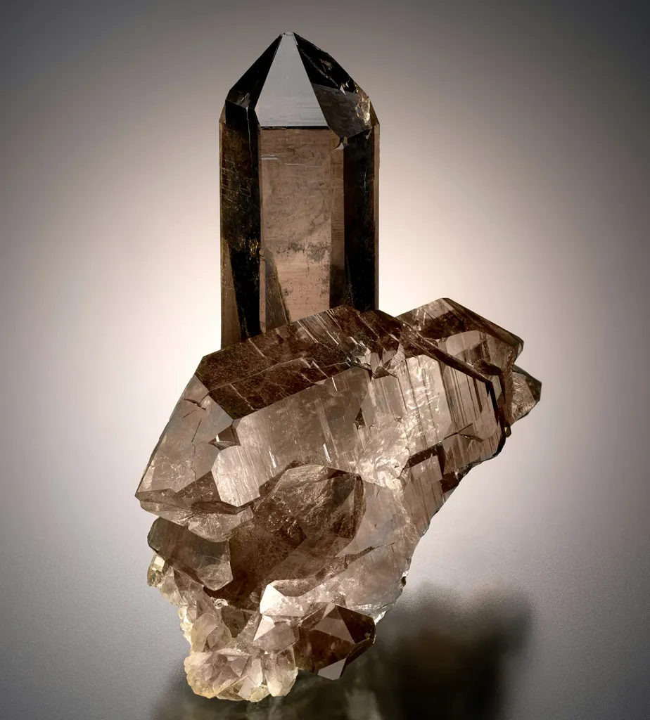 Smoky Quartz (Gwindel) on Smoky Quartz image
