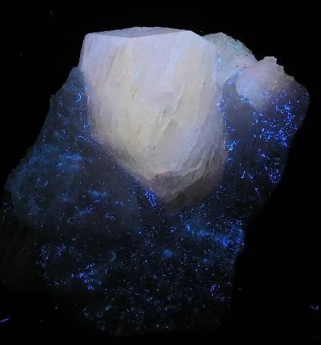 Sodalite (Var: Hackmanite), Winchite - image 3