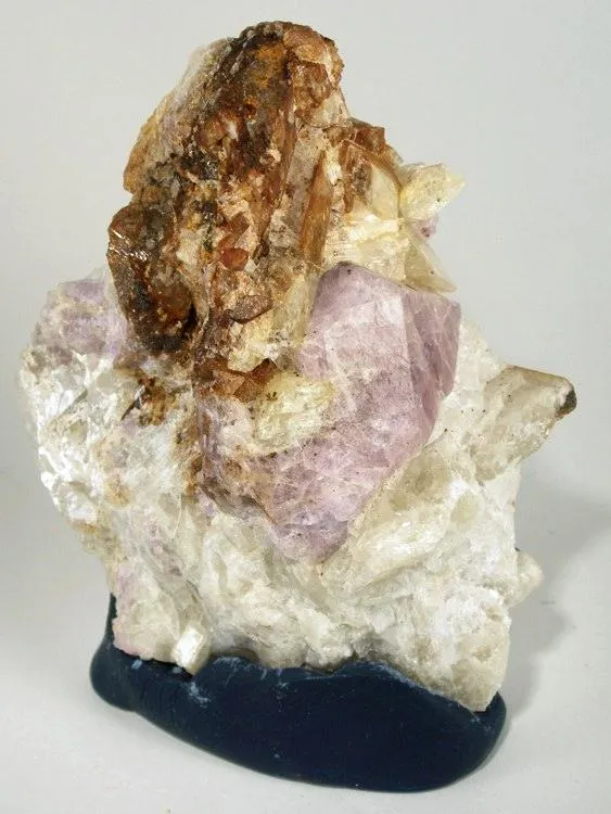 Sodalite (Var: Hackmanite), Winchite image