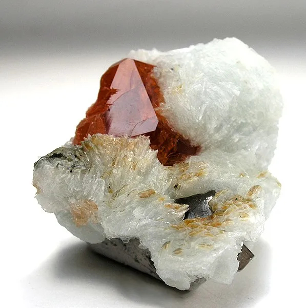 Spessartine, Albite (Var: Cleavelandite) image