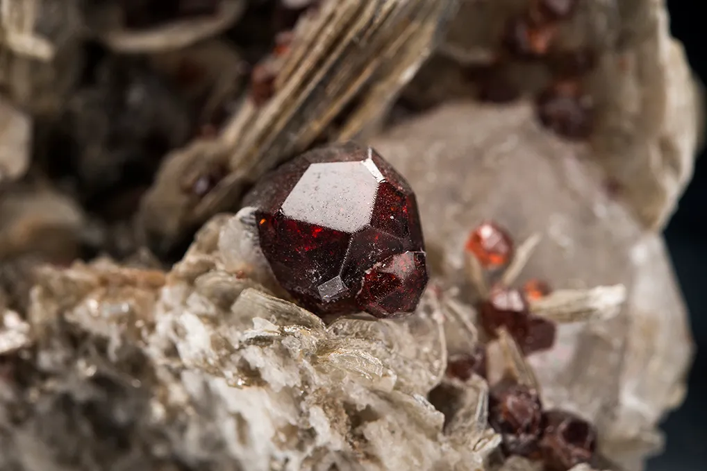 Spessartine on Muscovite - image 3