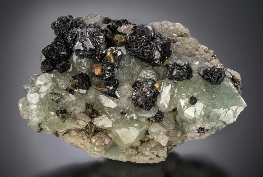 Sphalerite, Datolite image