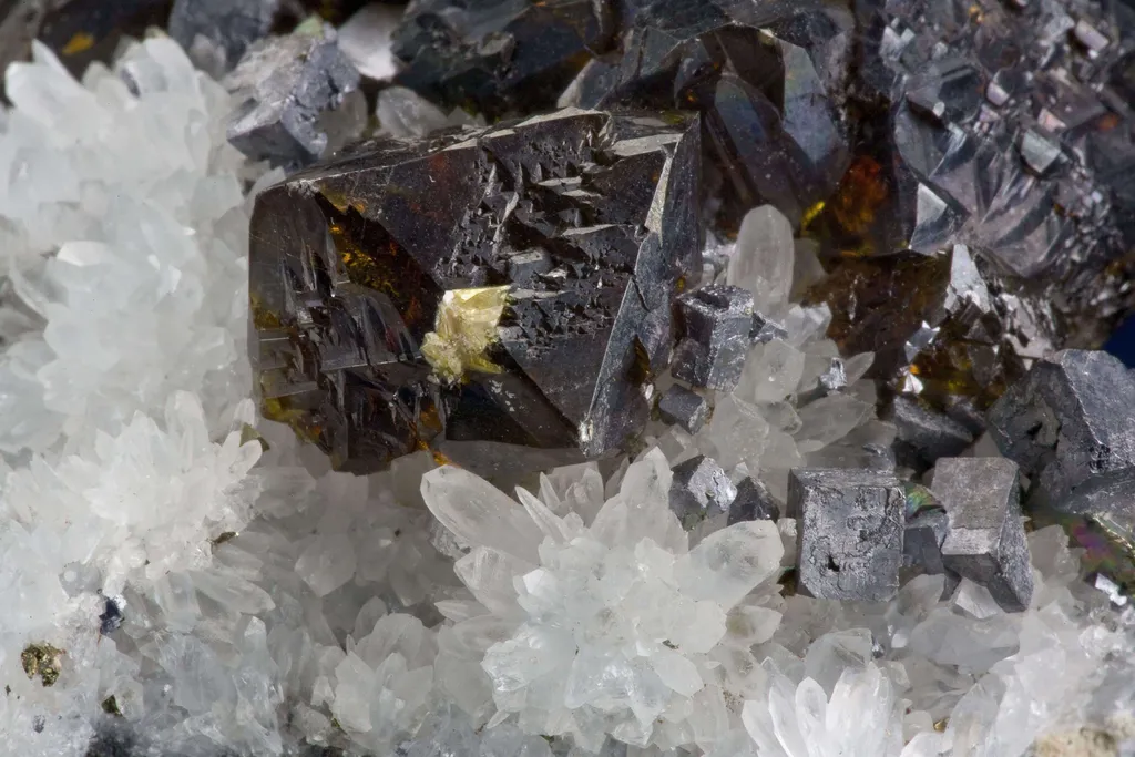 Sphalerite on Quartz - image 5