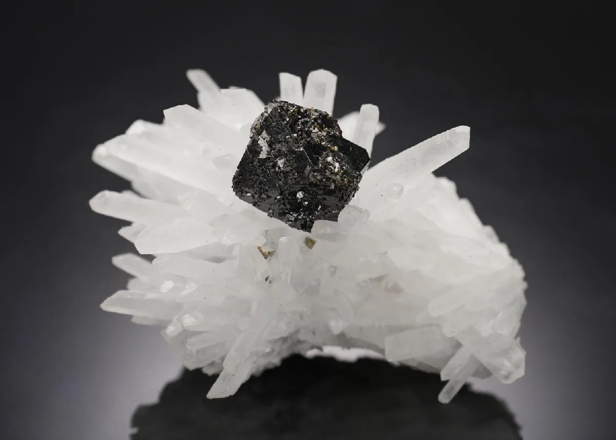 Sphalerite on Quartz - image 1