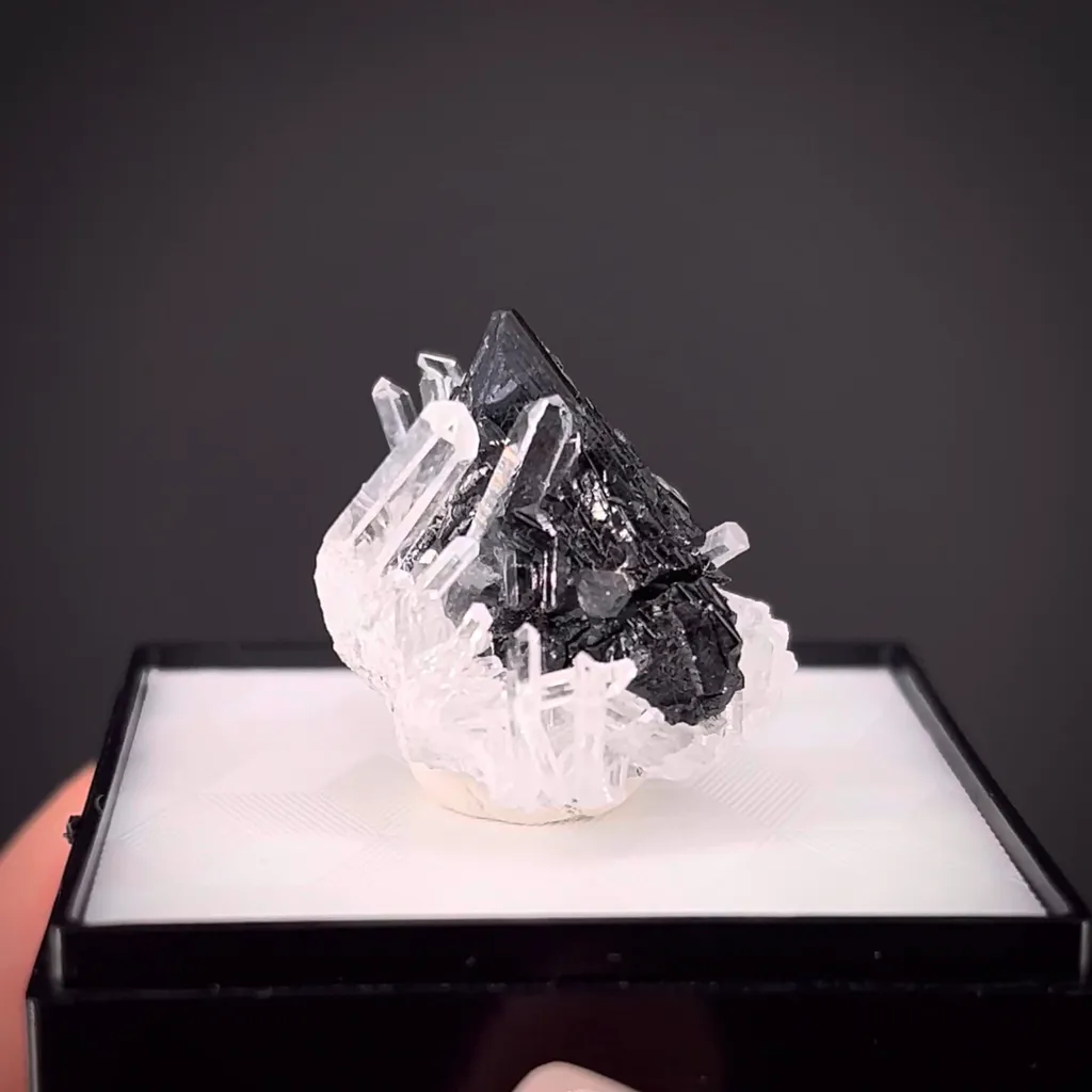 Sphalerite on Quartz - image 2