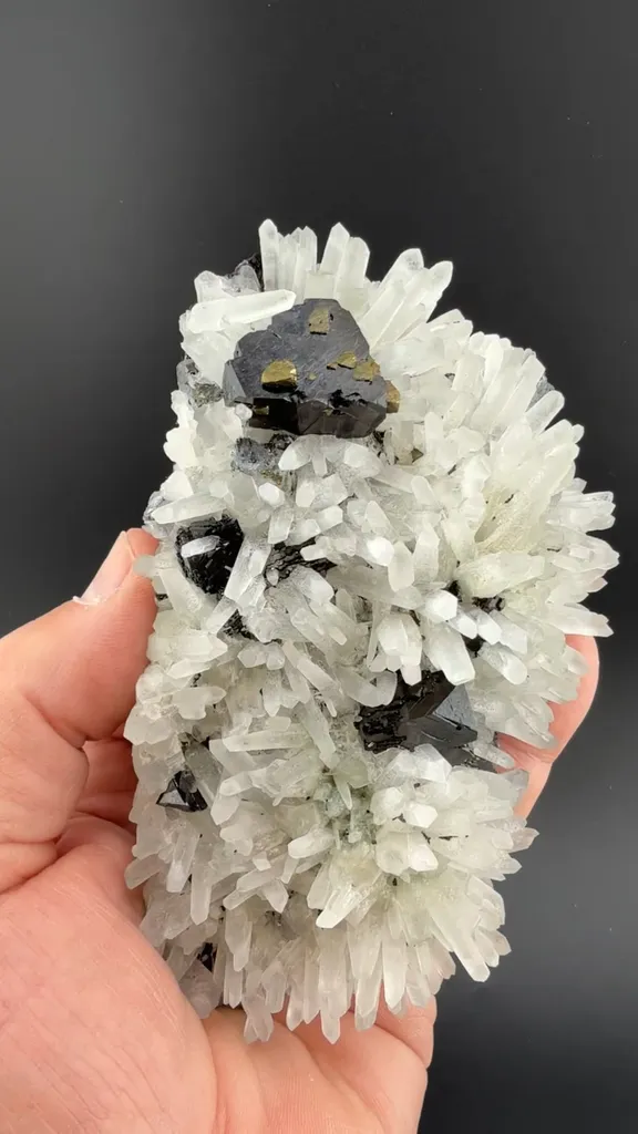 Sphalerite on Quartz with Chalcopyrite image