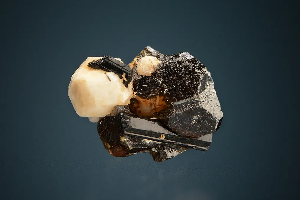 Sphalerite with Analcime - image 5