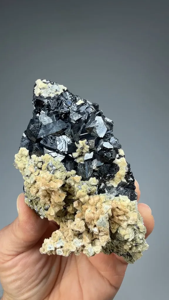 Sphalerite with Dolomite, Siderite image