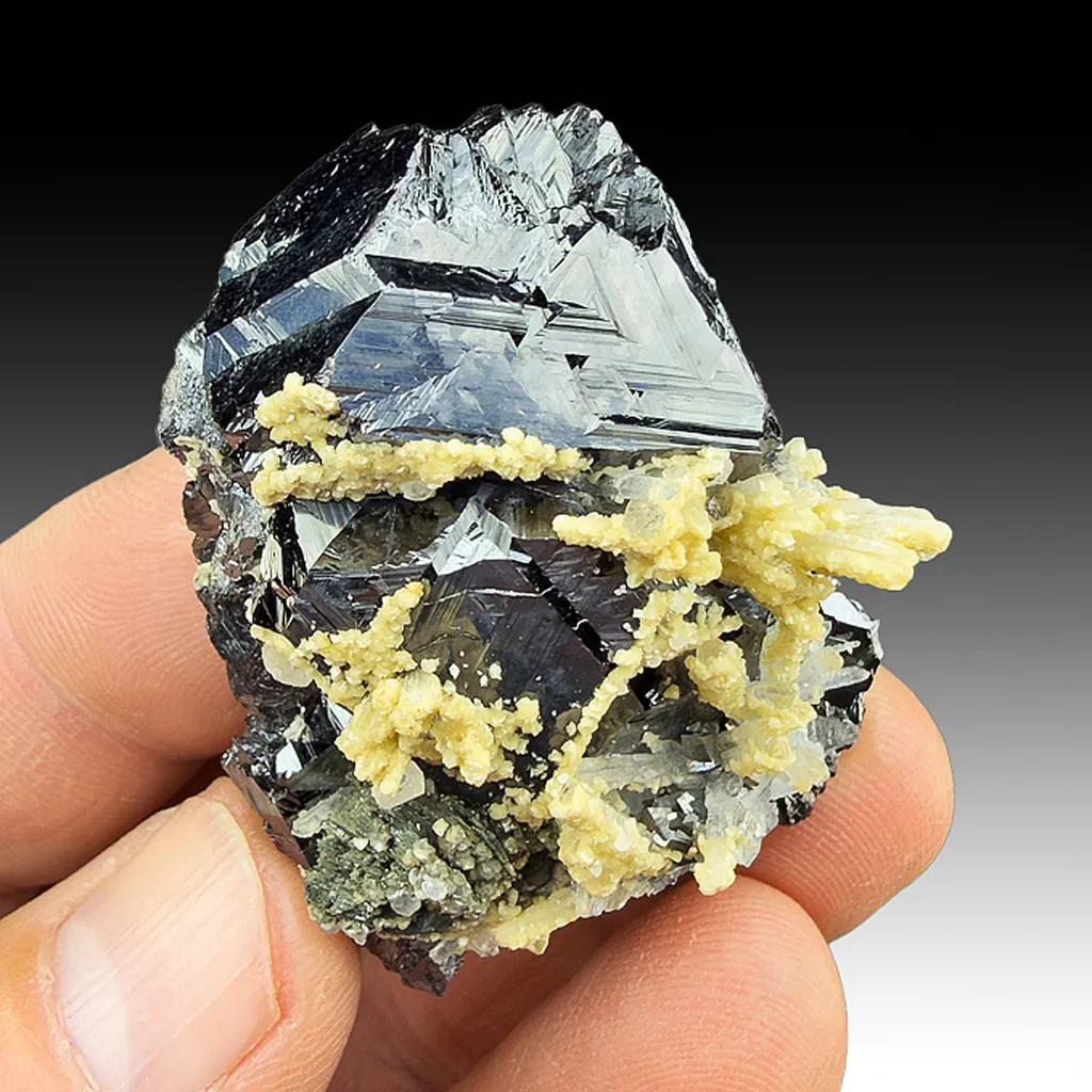 Sphalerite with Quartz, Dolomite image